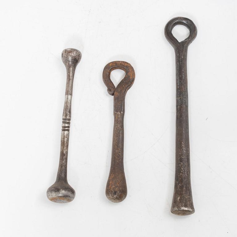 A set of three cast-iron mortars with pestles, 17th / 18th century.