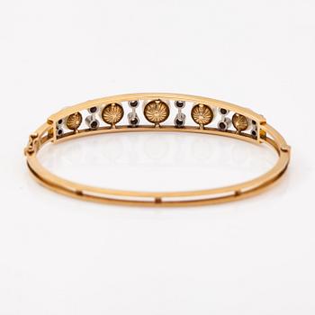 A Tillander, An 18K gold bracelet with cultured pearls and diamonds ca. 0.46 ct in total. Helsinki 1962.