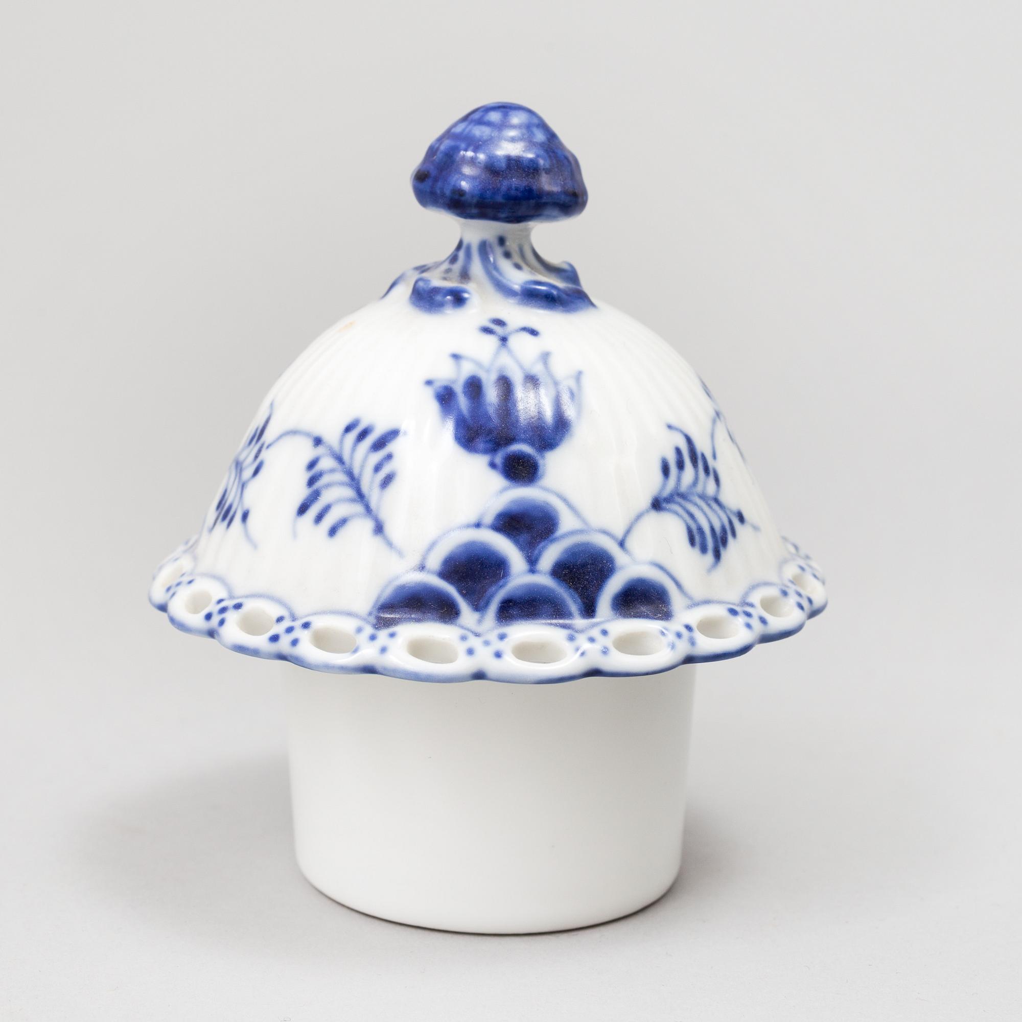 SERVISDELAR, 103 stycken, porslin, "Musselmalet", Royal Copenhagen.