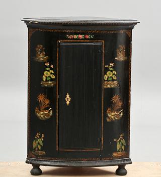 HÖRNSKÅP, allmoge, 1800-tal.