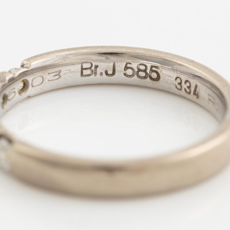 Ring, 14K vitguld med fem briljantslipade diamanter.