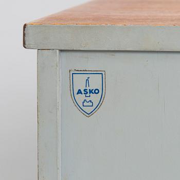 Ilmari Tapiovaara, laatikostopari/yöpöytäpari,  malli 1503, Asko 1960-luku.