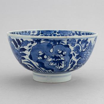 A Chinese blue and white bowl, Qing dynasty, 19th Century.