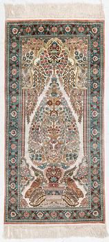 Matta, silke,  ca 125 x 61 cm.