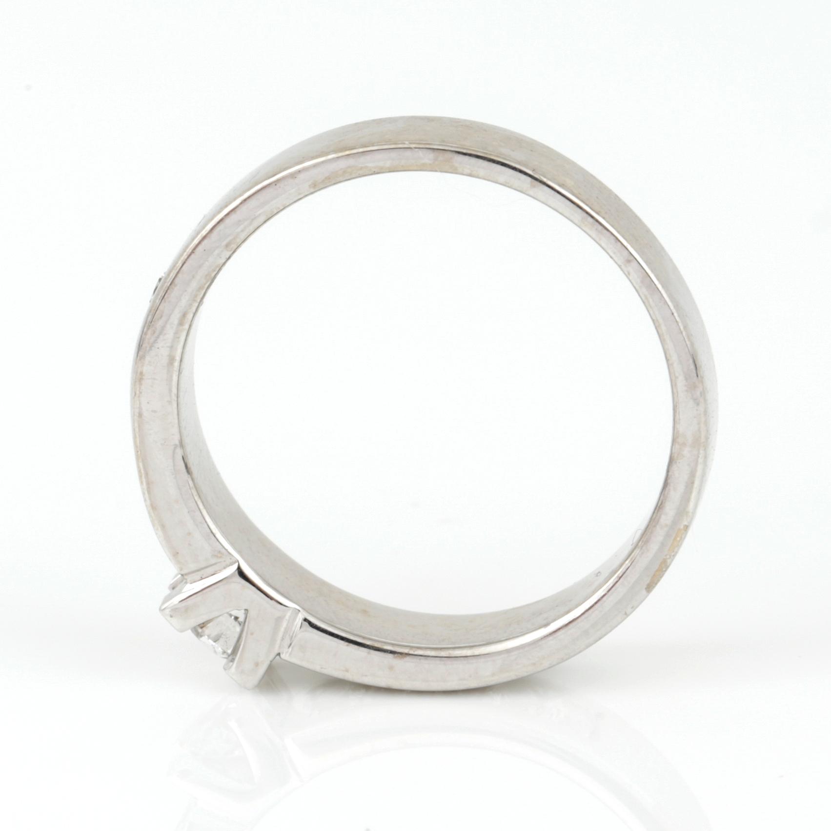 RING, 14K vitguld med briljantslipade diamanter, tot ca 0,51 ct. Vikt ca 4,59 g.