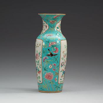 A turquoise famille rose vase, late Qing dynasty (1644-1912).