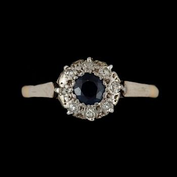 RING, 18k guld med safir och små briljantslipade diamanter. Vikt ca 2 gram.