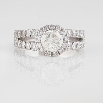 RING, 18K vitguld med briljantslipad diamant ca 0.80 ct samt små briljantslipade diamanter ca 6.30 ct. Vikt 6,3 gram.