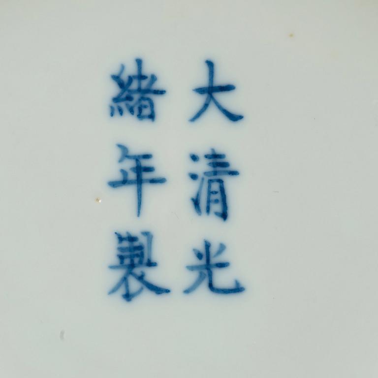 SKÅLFAT, ett par, porslin, Qing dynastin, Guangxus märke och period (1874-1908).