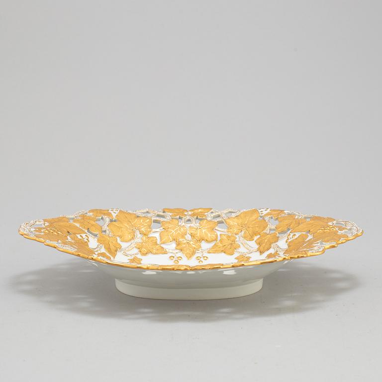 A MID 20TH CENTURY MEISSEN PORCELAIN BOWL.