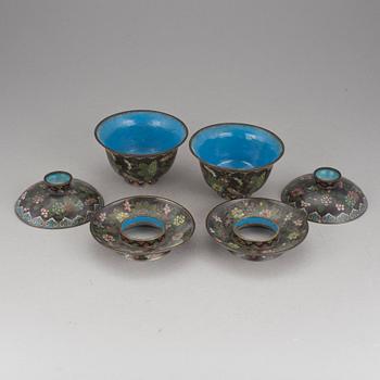KOPPAR, ett par, cloisonné. Sen Qing dynasti, omkring 1900.