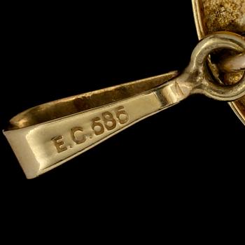 HÄNGE, 14k guld med skuren snäckskalkamé, omkring 1900-talets mitt. Vikt 6 g.