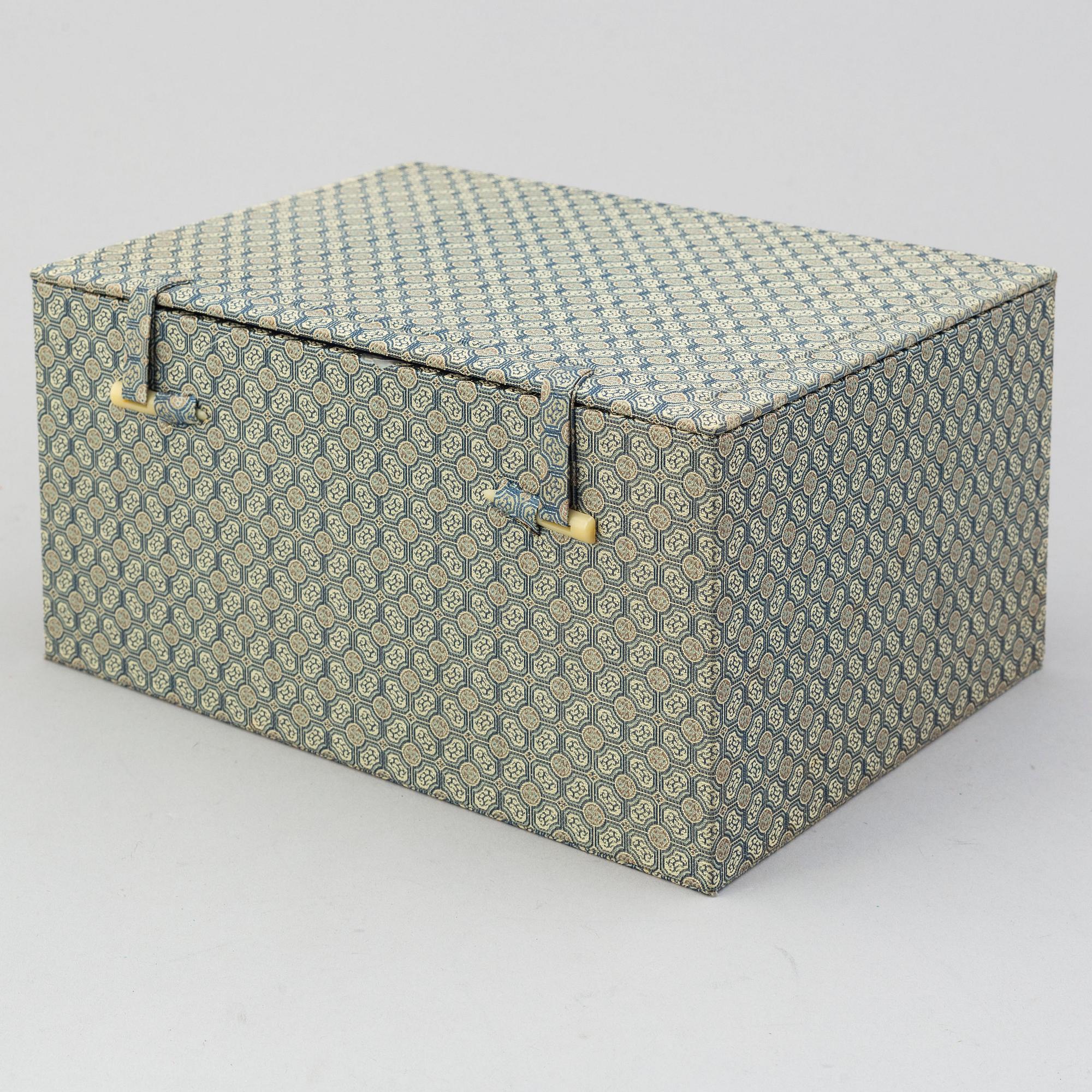 KOPPAR MED FAT, set om fyra stycken, porslin. Qingdynastin, Kangxi (1662-1722).