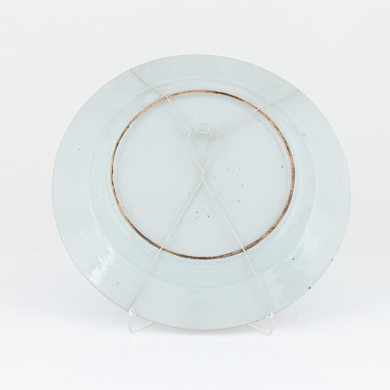 A famille rose serving dish, Qing dynasty, Qianlong (1736-95).