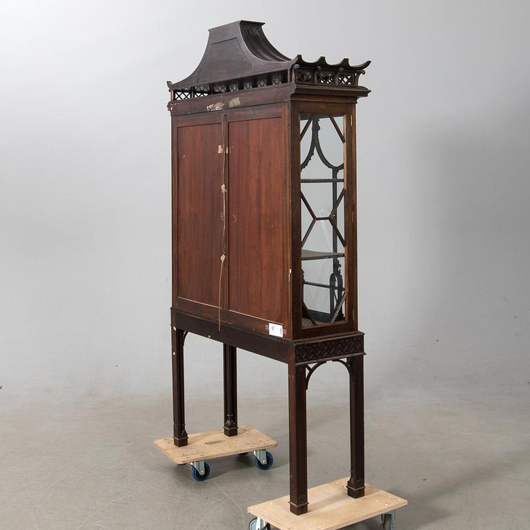 Vitrinskåp Chippendale-stil 1900-talets första hälft.