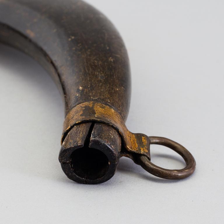 A LARGE HORN AND LEATHER POWDER HORN, 18th/19th century.