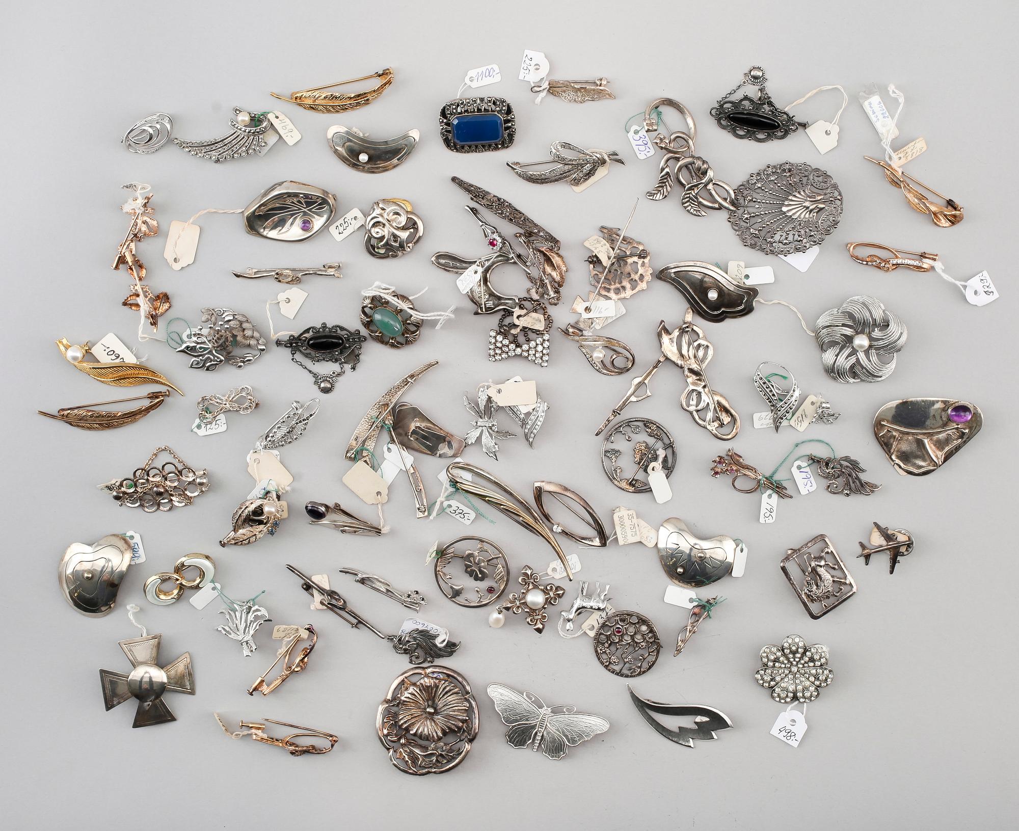 BROSCHER, mestadels silver, 1900-talets andra hälft. Total vikt ca 400 g.