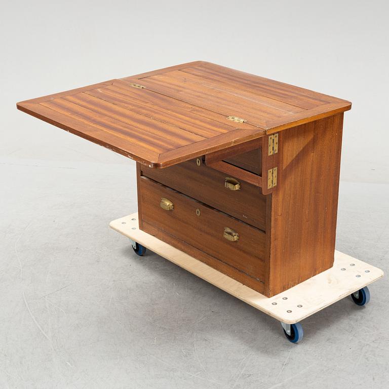 A mahogany veneered chest of drawers with tilt-top, first part of the 20th Century.