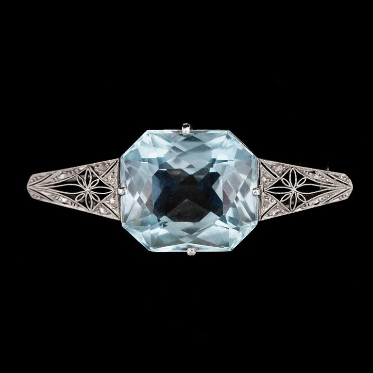 An aquamarine, app. 29 cts and small diamond brooch, 1920's.