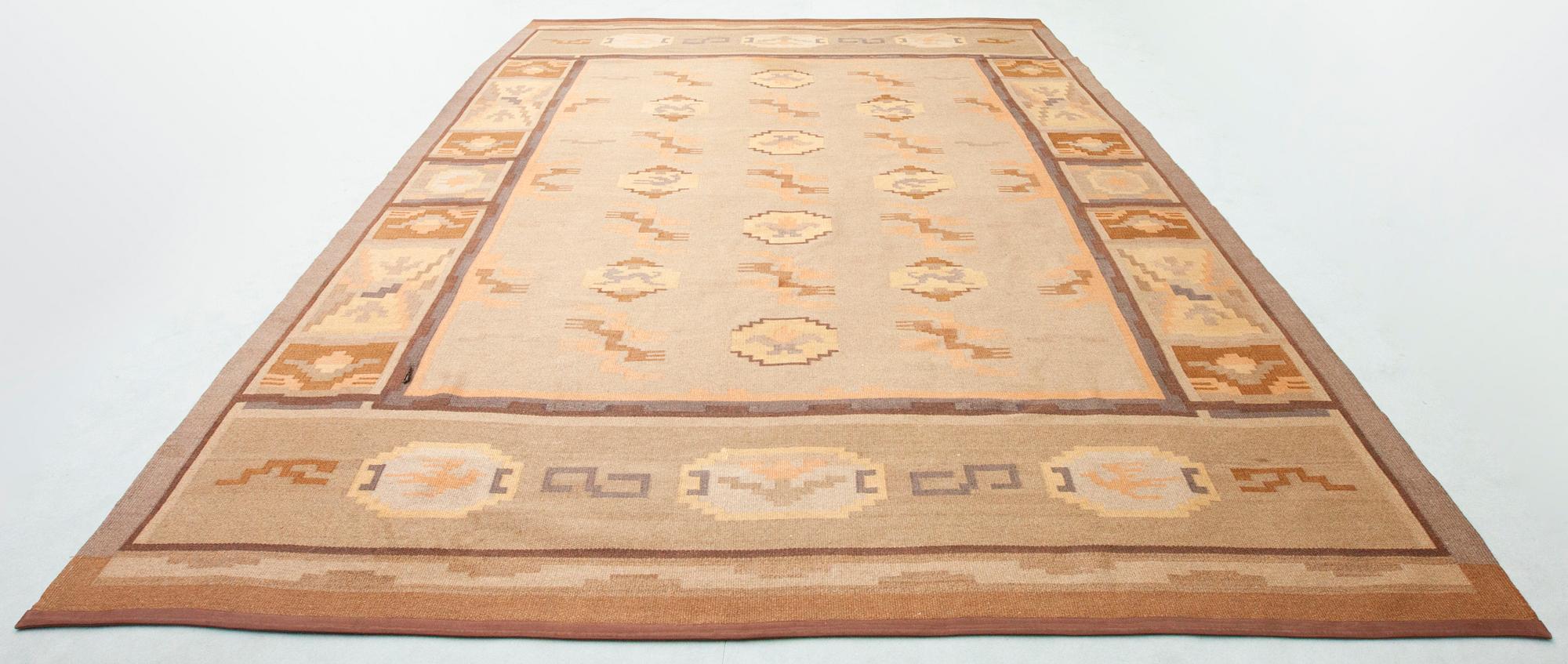 A Finnish flat weave carpet. Circa 405x285 cm.