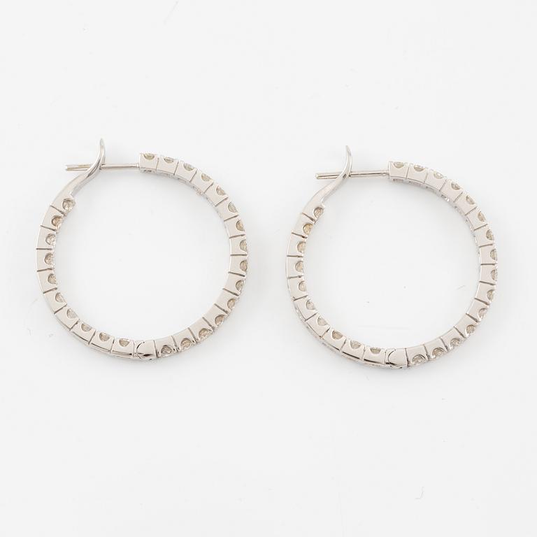 Örhängen, ett par, kreoler 18K vitguld med briljantslipade diamanter.
