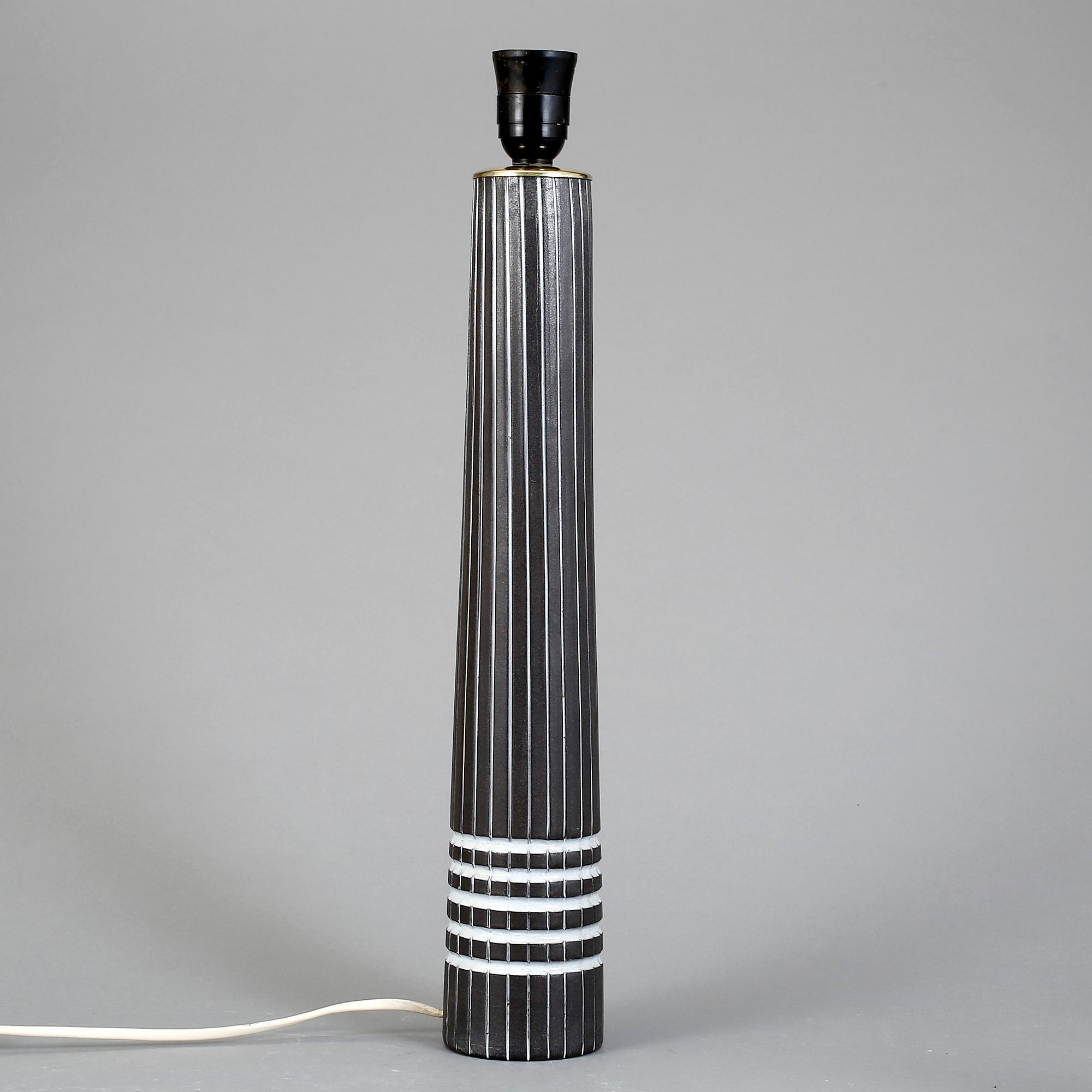 BORDSLAMPA/VAS, Ingrid Atterberg, Upsala-Ekeby, lergods. "Vinga", i produktion 1955-57.