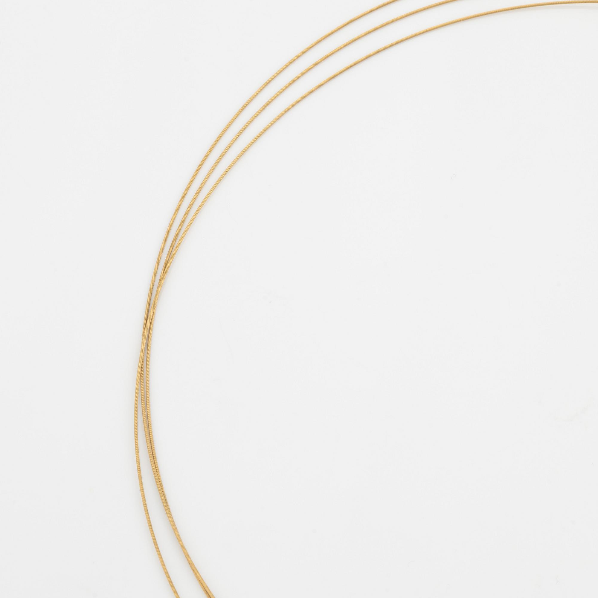 An 18K gold necklace.