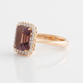 Ring, cocktailring med turmalin och briljantslipade diamanter.