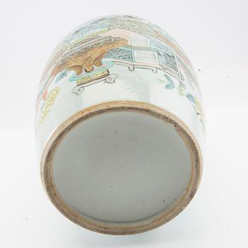 A Chinese jar with cover, early 20th century.