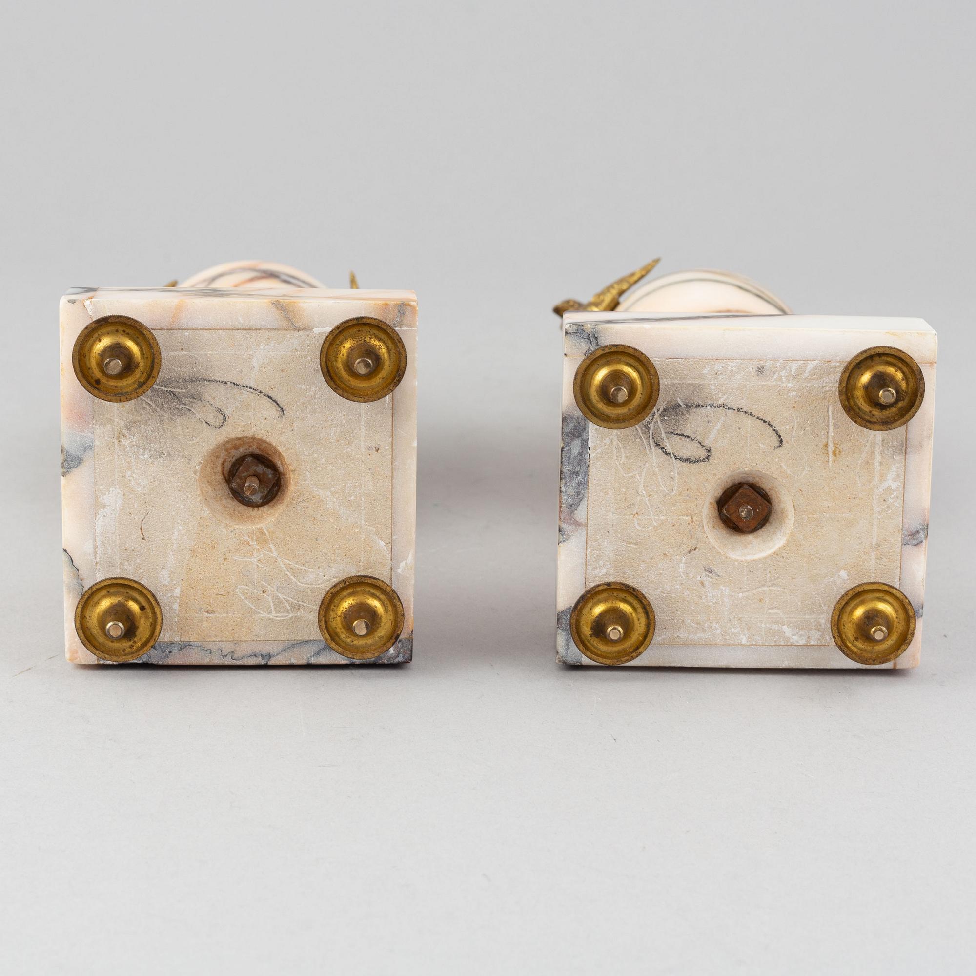 Prydnadsurnor, ett par, omkring år 1900.