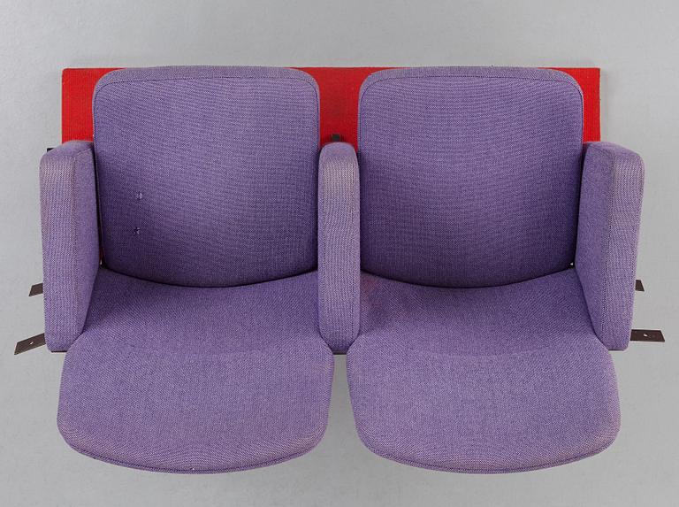 HANS J WEGNER, ett par biografstolar, "GE30", Getama, Danmark, 1970-tal.