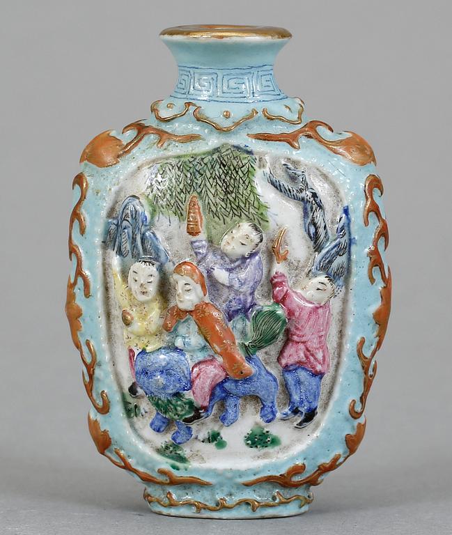 SNUSFLASKA, porslin, Kina omkring 1900.