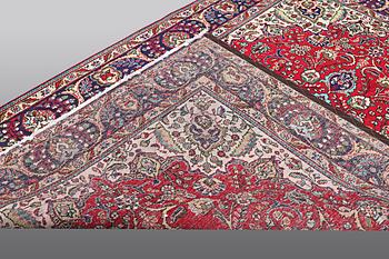 A carpet, Tabriz, ca 295 x 208 cm.