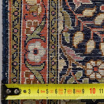 Mattor, 2 st snarlika, silke på bomullsvarp, Kashmir. Ca 119 x 39 cm och ca 123 x 40 cm.