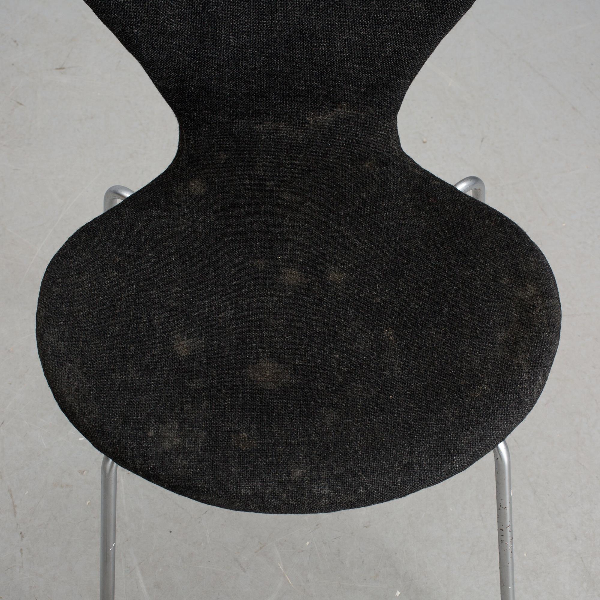 STOLAR, ett par, "Sjuan", Arne Jacobsen, Fritz Hansen, 1969.