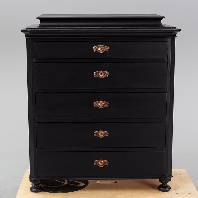 A painted chest of five drawers from around  1900.