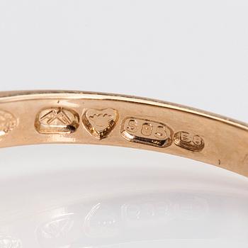 Ring, 14K guld med smargdslipad smaragd ca 1.37 ct och syntetiska rubiner. Finska stämplar.