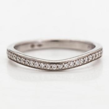 Cartier, ring, halvalliansring, platina med briljantslipade diamanter. Med sertifikat.