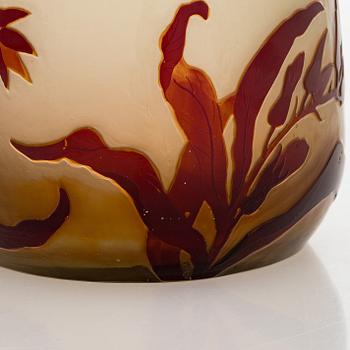 Emile Gallé, vas, överfågnsglas, signerad  E. Gallé, Frankrike, 1800-talets slut.
