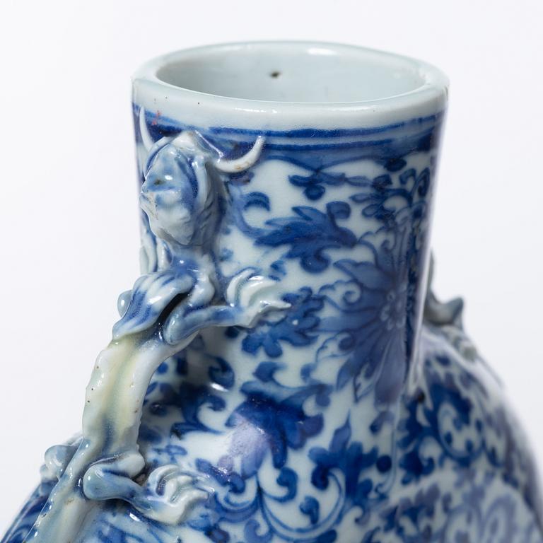 Miniatyrer, fem stycken, porslin. Qingdynastin, 1700-tal.