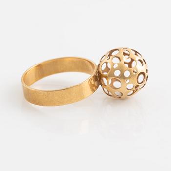 An 18K gold ring.