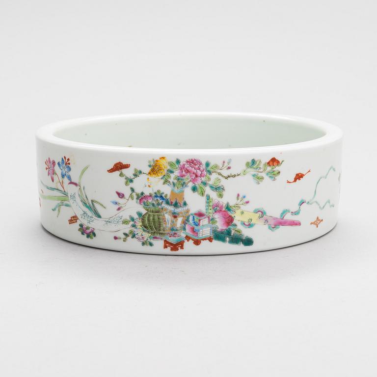 A Chinese Famille-Rose porcelain bowl, 20th century.