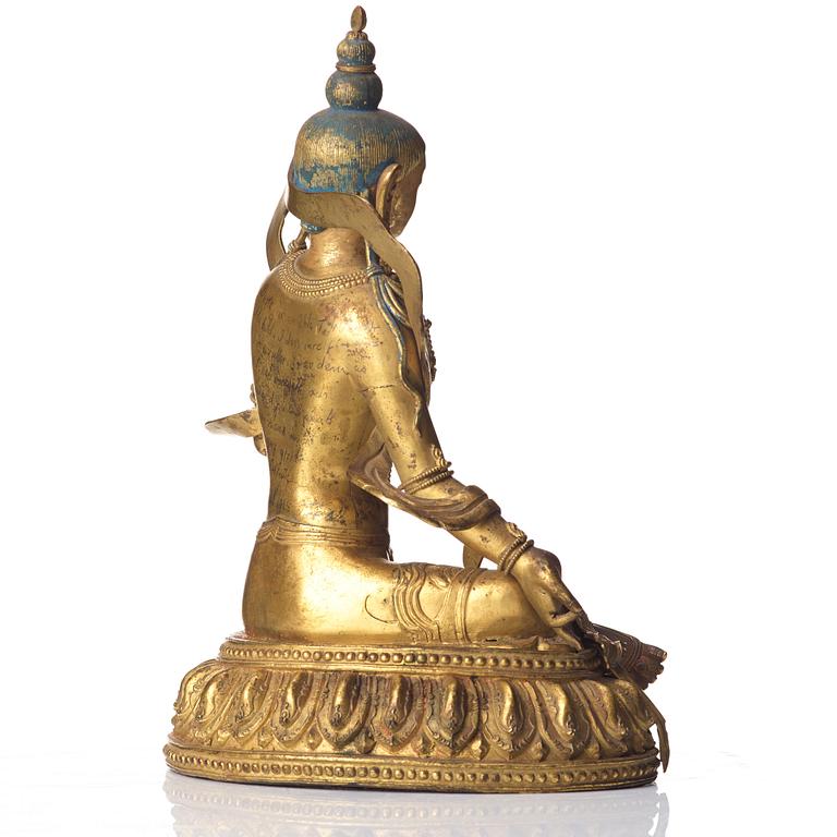 BUDDHISATTVA, förgylld kopparlegering. Tibetokinesisk, 1700-tal, märkt Da Qing Qianlong Nian jingzao.