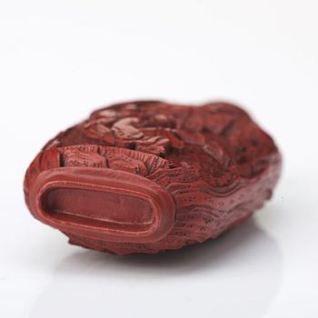 A red lacquer snuff bottle, Qing dynasty, Qianlong (1736-95).