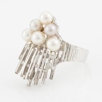 Ring 18K vitguld med odlade pärlor.