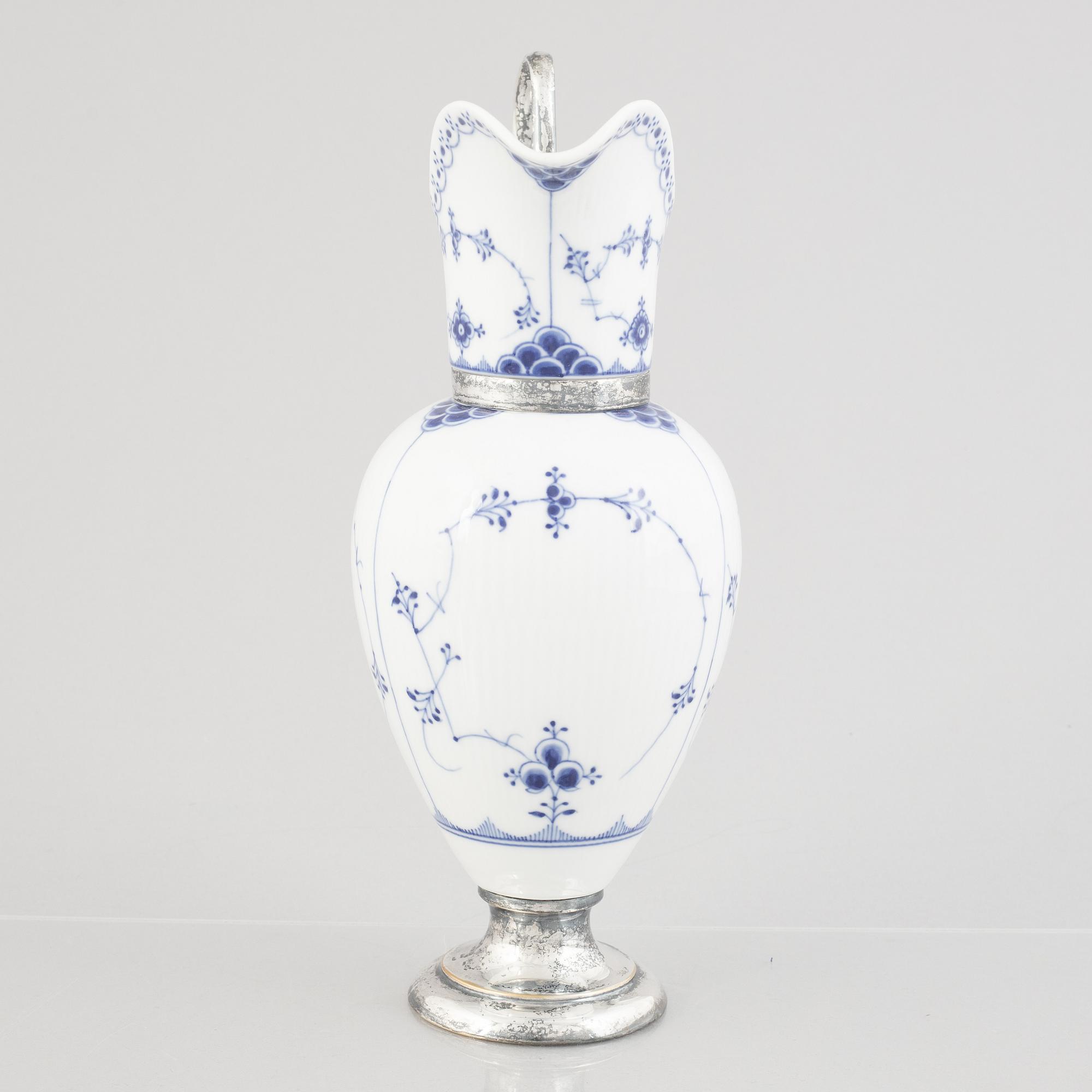 Kanna, porslin, metallskodd, Royal Copenhagen, "Musselmalet halvblond", 1800-talets andra hälft.
