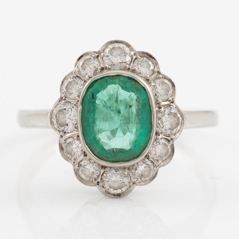 Ring 18K white gold with emerald and brilliant-cut diamonds.