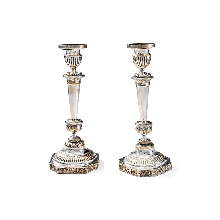 A PAIR OF RUSSIAN SILVERPLATED CANDLESTICKS. ПАРА РУССКИХ ПОСЕРЕБРЕННЫХ ПОДСВЕЧНИКОВ.