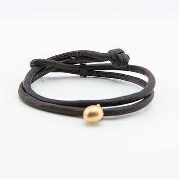 Ole Lynggaard, bracelet in leather with charm in 18k gold, "Sweet drops".