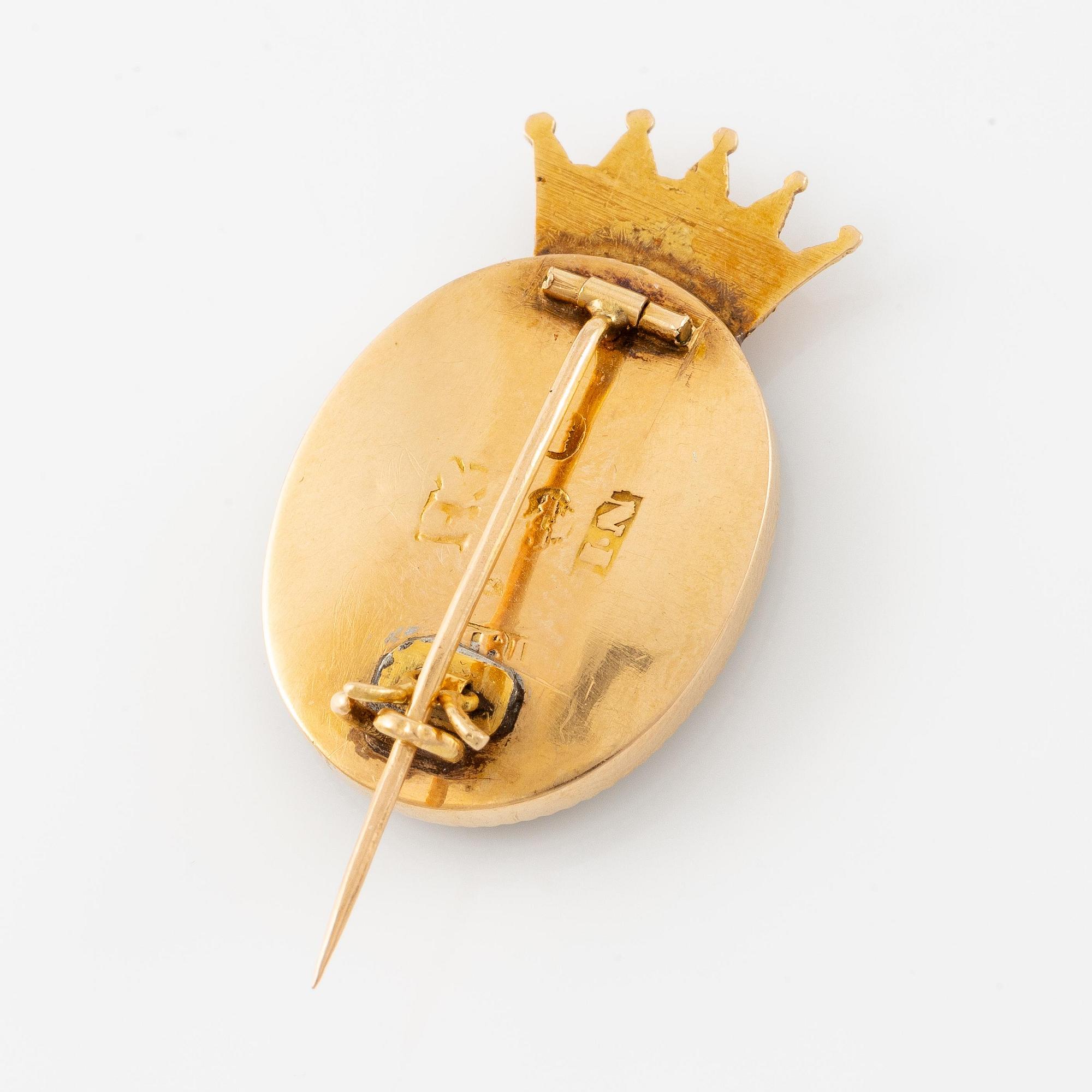 A brooch, 18K gold with a profile portrait of King Karl XIV Johan.